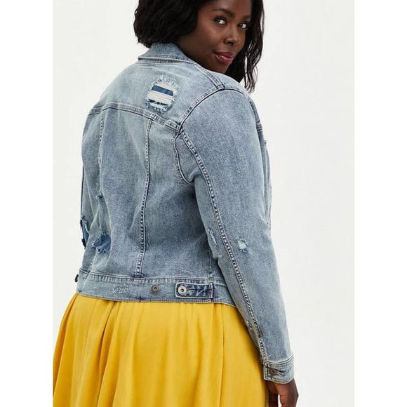 NWT Torrid Destructed Trucker Denim Jean Jacket Light Wash Plus Size: 0X (12) - Picture 3 of 5